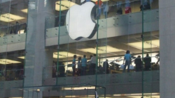 Apple Store in Singapore is used for post-wedding ceremony photographs