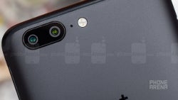 More evidence points to OnePlus 5 having its display mounted upside down