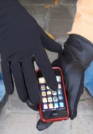 iTouch Gloves keeps your fingers warm for your iPhone usage