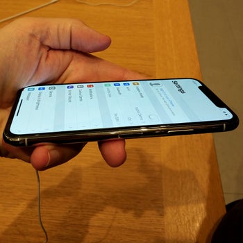 Apple: OLED tech is to blame for the iPhone X display looking blueish when tilted