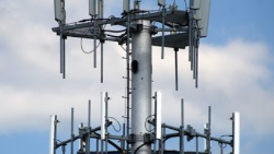 Verizon and AT&T team up to lease new cell towers being built by a third party