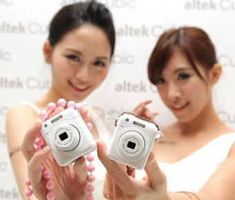 The altek Cubic is now available - Smartphone attachable camera available from Altek