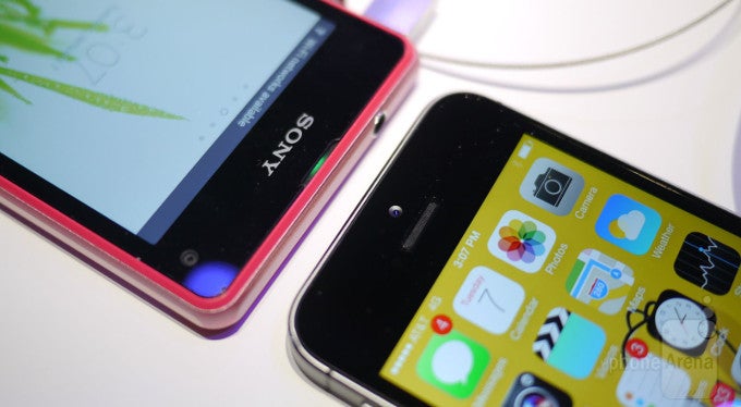 Sony Xperia Z1 Compact vs Apple iPhone 5s: first look