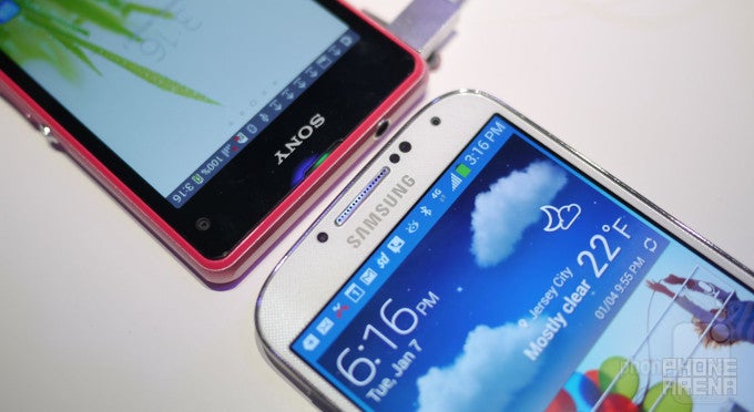 Sony Xperia Z1 Compact vs Samsung Galaxy S4: first look