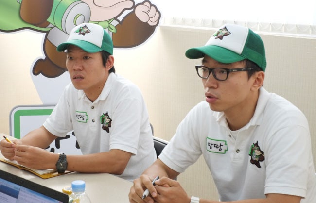Choi Hyuk-jae (left) and his younger brother Hyuk-jun are the founders of MycooN Corp., the world’s first smartphone battery sharing firm. - Smartphone battery swap service takes off in Korea, easing range anxiety
