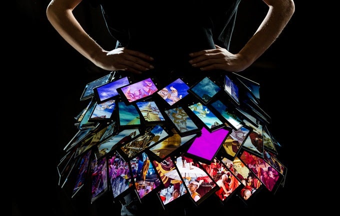 Fashion model wears skirt made of Lumia 1520 phones, doesn&#039;t complain about app gap