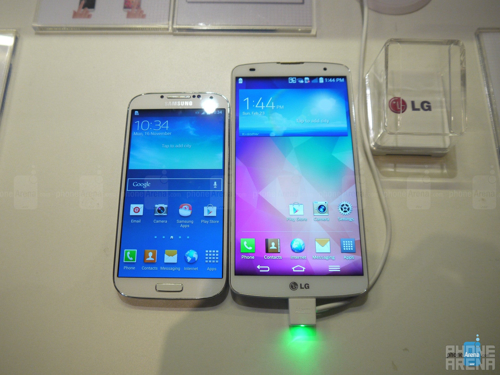 LG G Pro 2 vs Samsung Galaxy S4: first look