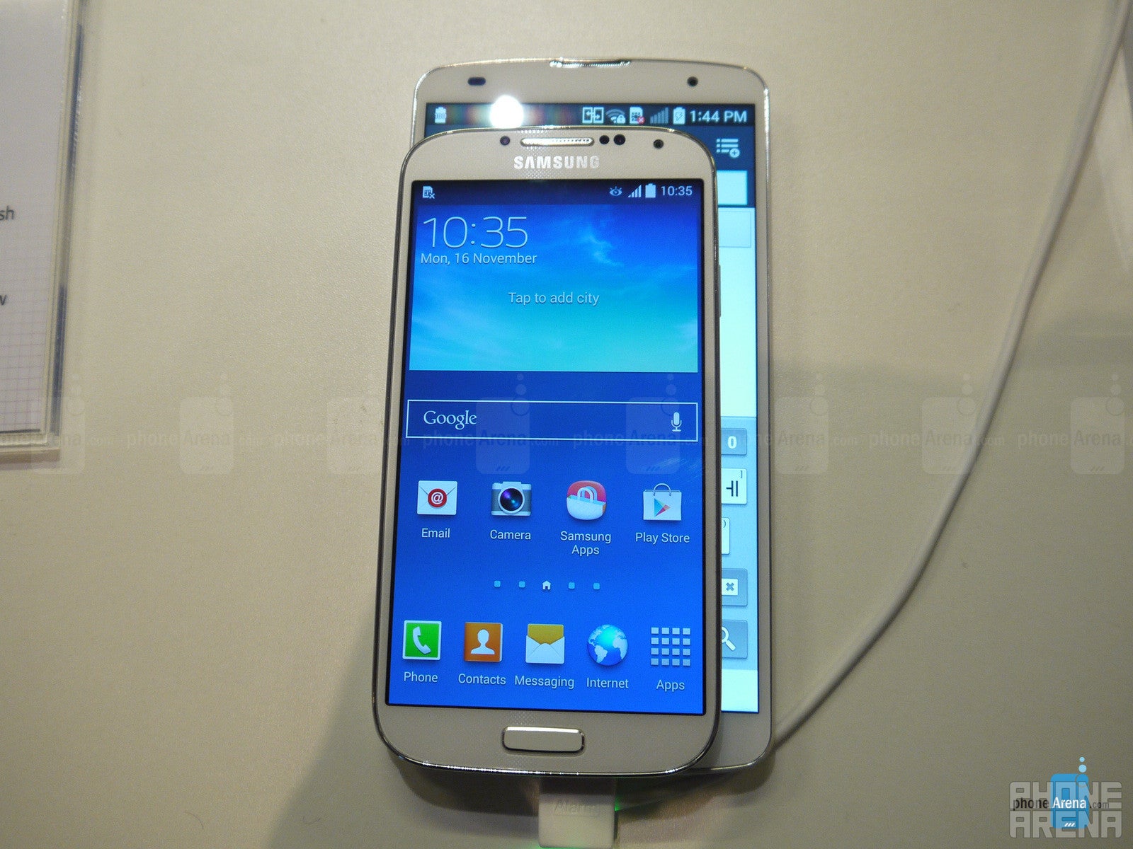 LG G Pro 2 vs Samsung Galaxy S4: first look