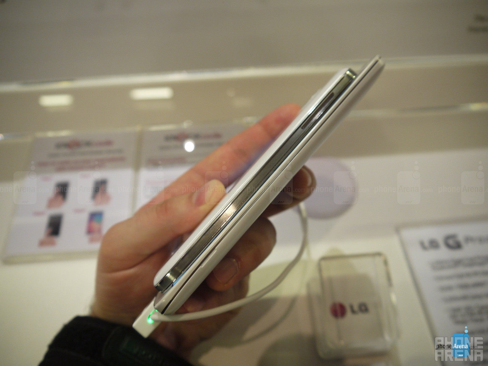 LG G Pro 2 vs Samsung Galaxy S4: first look