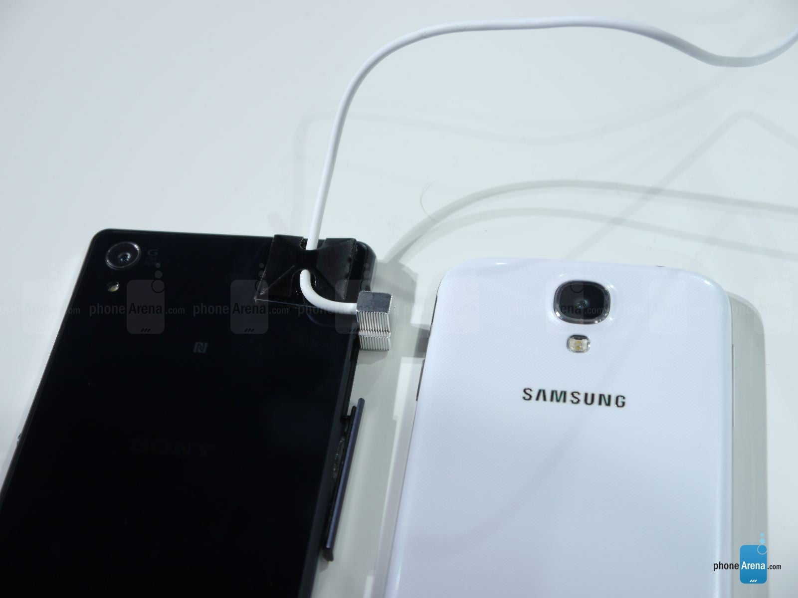 Sony Xperia Z2 vs Samsung Galaxy S4: first look