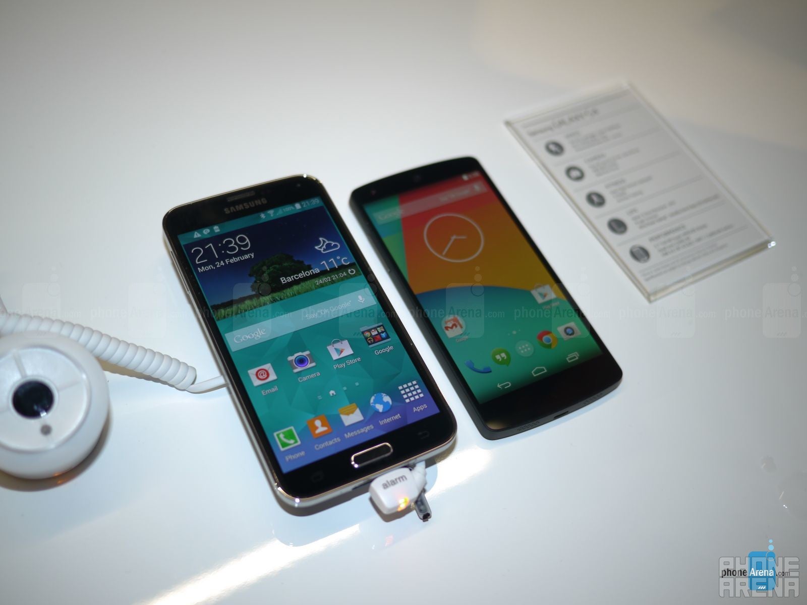 Samsung Galaxy S5 vs Nexus 5: first look