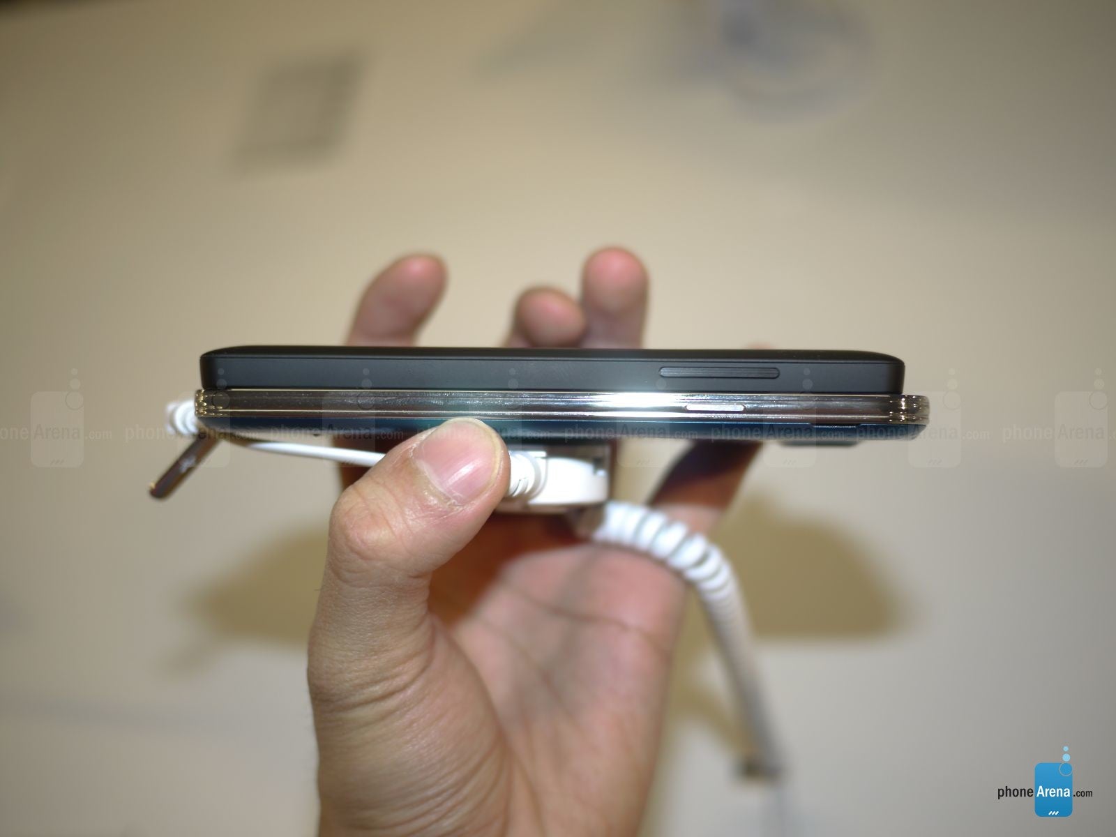 Samsung Galaxy S5 vs Nexus 5: first look