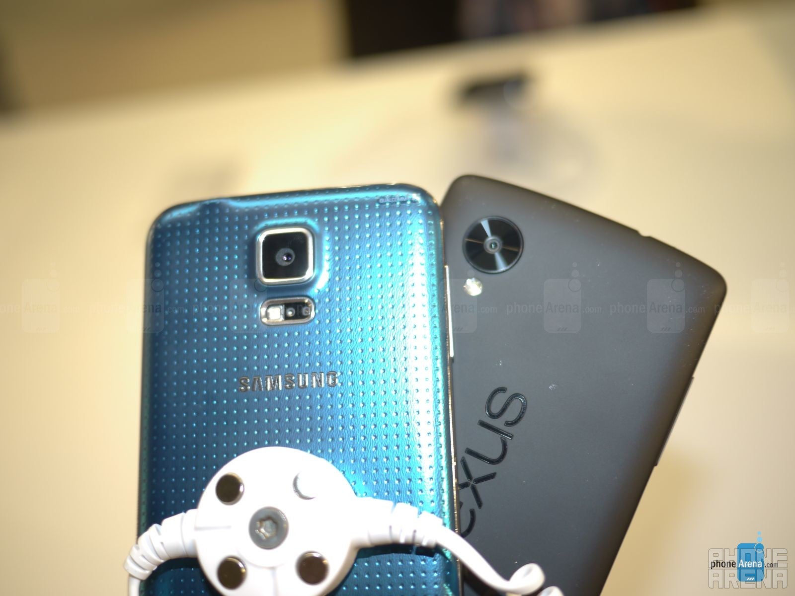 Samsung Galaxy S5 vs Nexus 5: first look