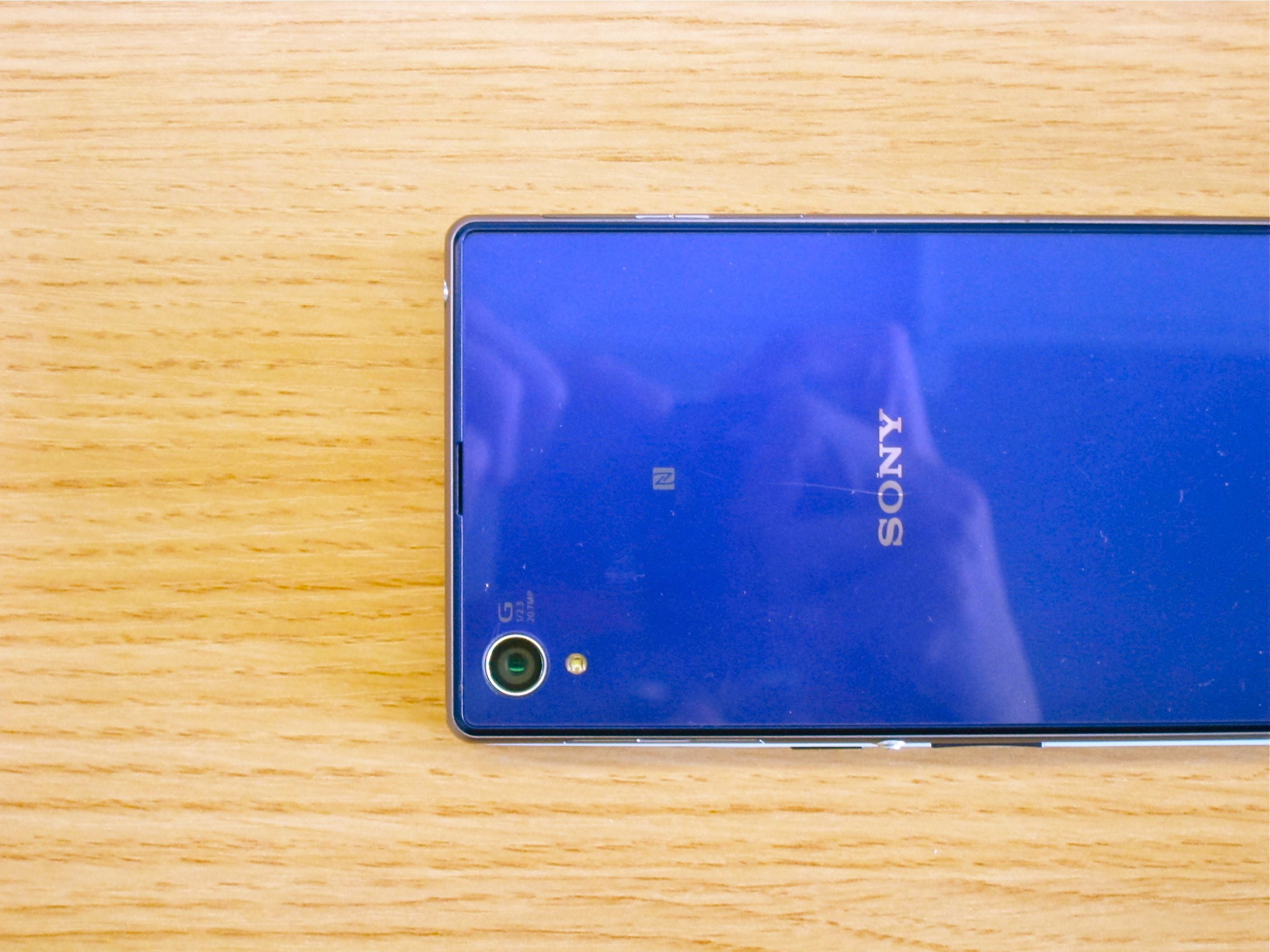 No mistake here -- there's a 5.5-inch OnePlus One unit underneath the Sony Xperia Z1 - The OnePlus One confirmed to have a 5.5-inch 1080p display, is still smaller than the Xperia Z1?