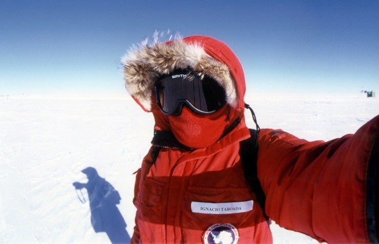 Arctic researcher and smartphone user Ignacio Taboada taking a selfie - Carriers in Antarctica launch the Samsung Galaxy S5 ahead of schedule