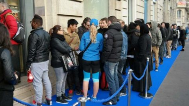 Apple fans waiting in line for the iPhone? No, these are Samsung Galaxy S5 buyers in France, waiting to buy the popular flagship phone on Friday - Samsung Galaxy S5&#039;s first day sales were 30% to 100% higher than its predecessor&#039;s launch day sales