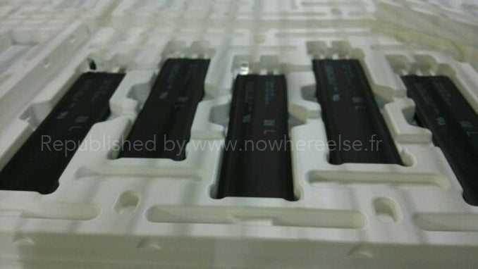 iPhone 6 's alleged battery photographed, might indicate the phone has grown in size