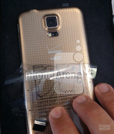 The gold version of the Samsung Galaxy S5 for Verizon - Verizon&#039;s gold Samsung Galaxy S5 to be released on May 31st