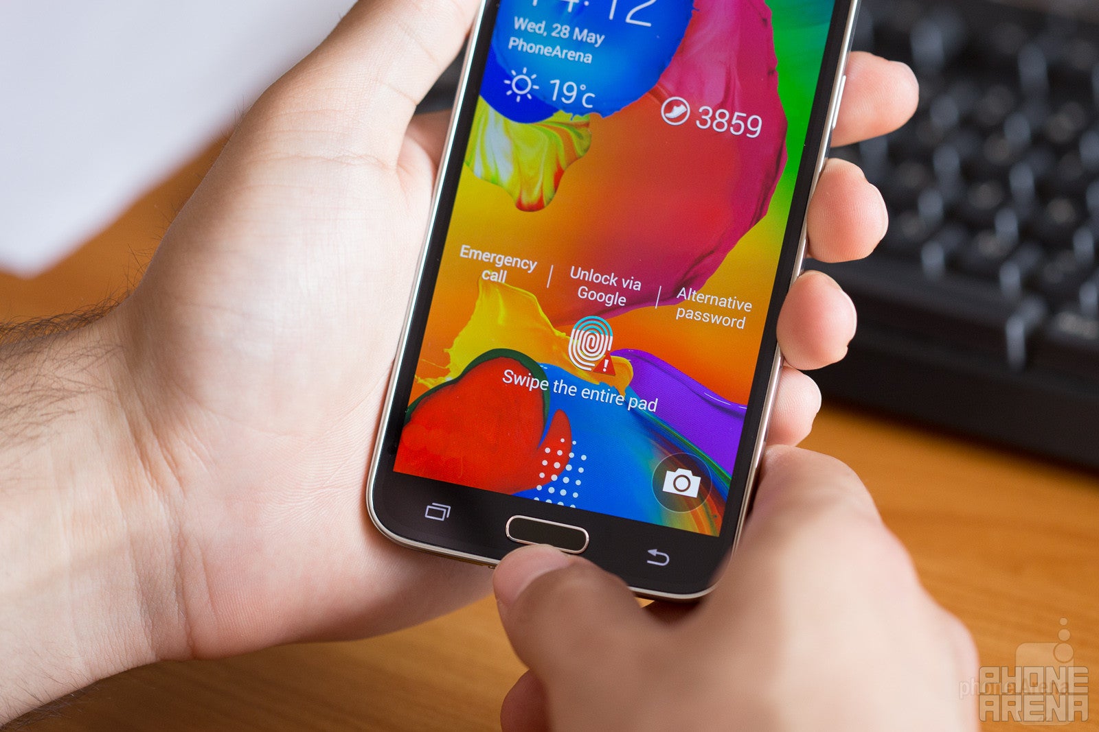 Living with the Samsung Galaxy S5, week 1: handshake