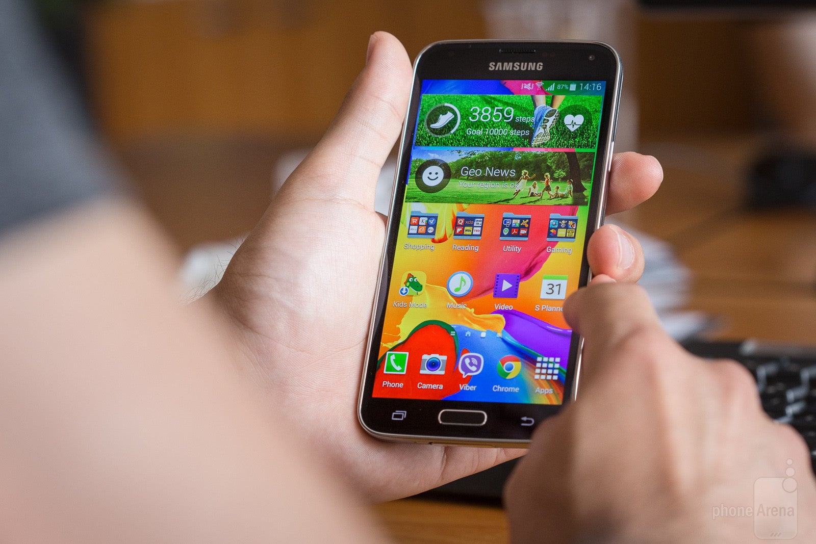 Living with the Samsung Galaxy S5, week 1: handshake