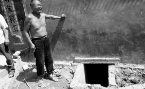 The pit where two people died trying to rescue a new cellphone that fell into it - Two die trying to rescue cellphone from an open-pit toilet in China