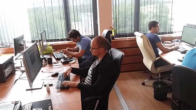 "Standard day at the office", starring Luis doing the taka-taka, Daniel, Victor, and a quarter of Peter's back - Living with the Samsung Galaxy S5, week 4: the mighty TouchWiz camera