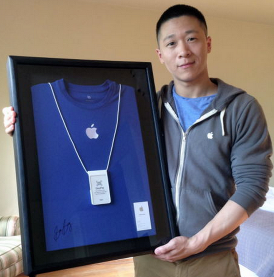 Apple's Sam Sung is auctioning off his last business card - Former Apple employee Sam Sung auctions off his business card for a good cause