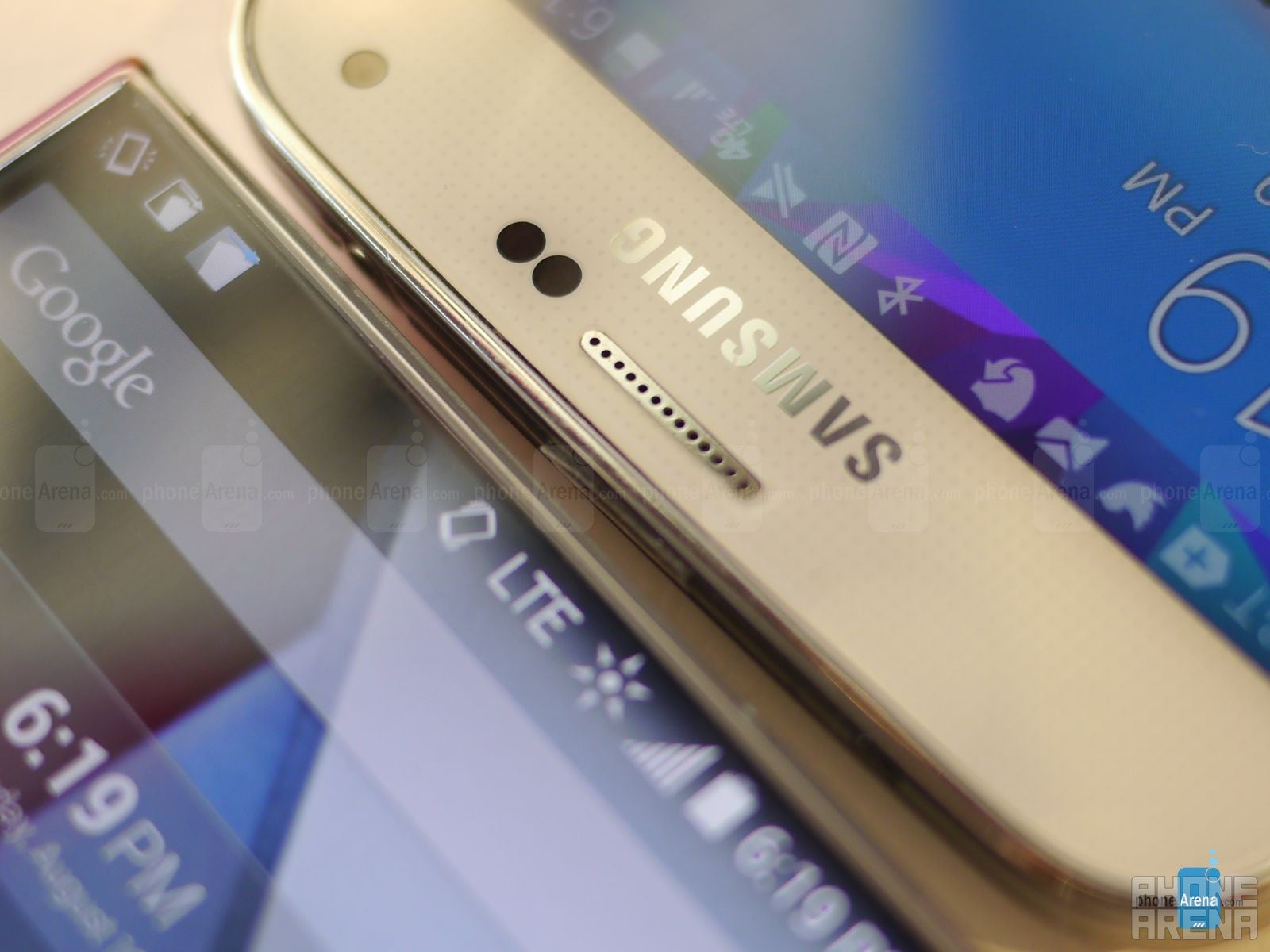 Sharp AQUOS Crystal versus Apple iPhone 5s: first look