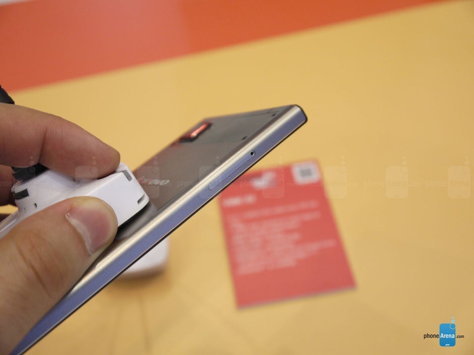 Práctica de Lenovo Vibe Z2: saluda al guardabosques medio de metal