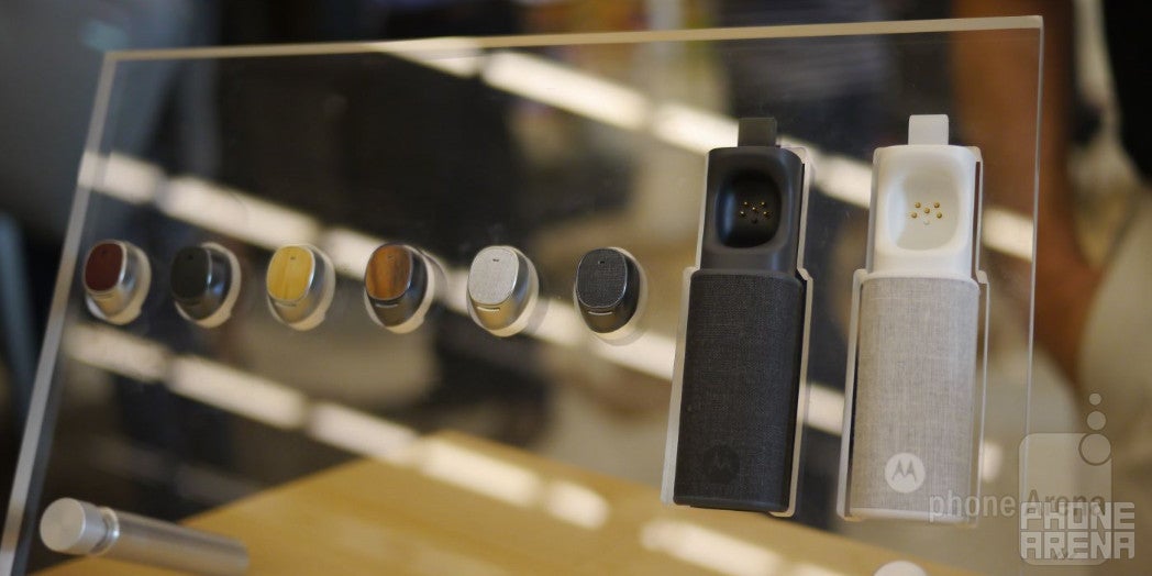 Motorola Moto Hint hands-on