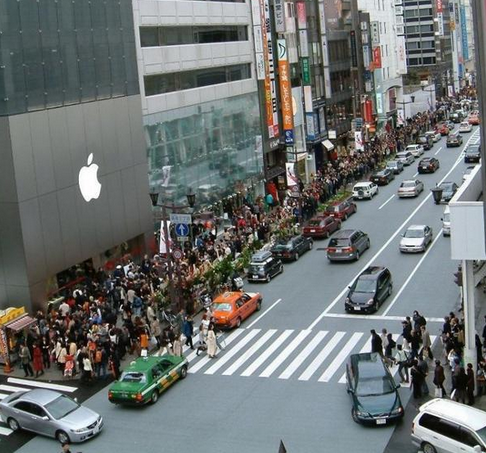 Long line outside the Ginza Apple Store in Japan - Survey in U.K. of those waiting on line, shows large preference for the Apple iPhone 6 Plus