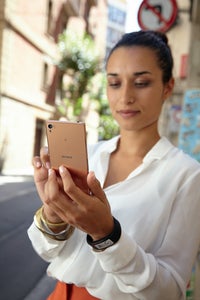 Best-golden-smartphones-Zperia-Z3-02