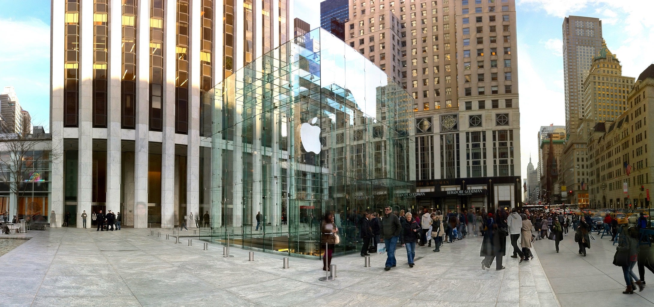 Nyc 5th avenue. Пятая Авеню (Манхэттен). Нью-йоркской пятой Авеню первый магазин компании Gucci.. Apple Fifth Avenue. Эпл стор в Милане.