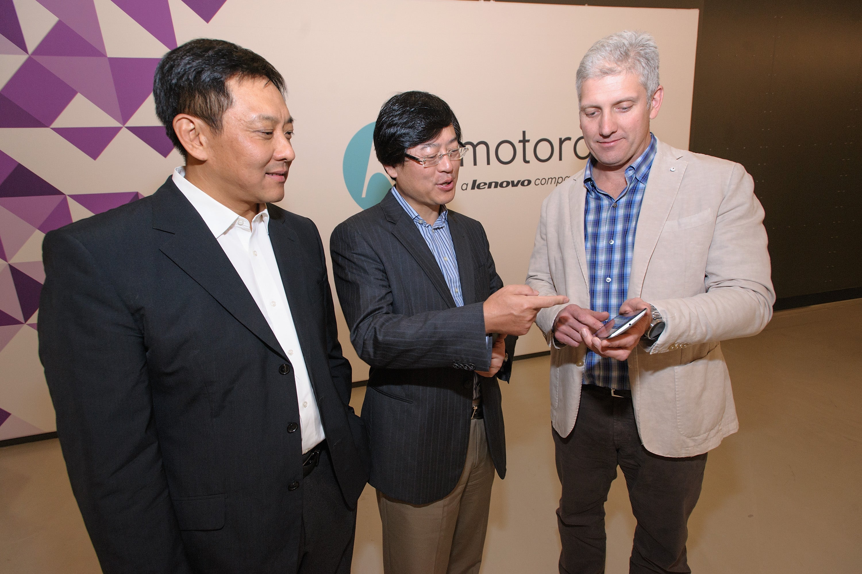 Liu Jun, president of Lenovo, Yang Yuanqing, Lenovo Chairman and CEO, and Rick Osterloh, President and COO of Motorola, announce the completion of the acquisition - It's official: Motorola and Lenovo finally tie the knot, the $2.9 billion deal with Google is complete at long last