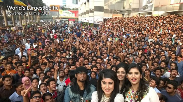 World&#039;s largest selfie snapped with the front-facing camera on the Nokia Lumia 730 - Nokia Lumia 730 used to snap the largest selfie ever