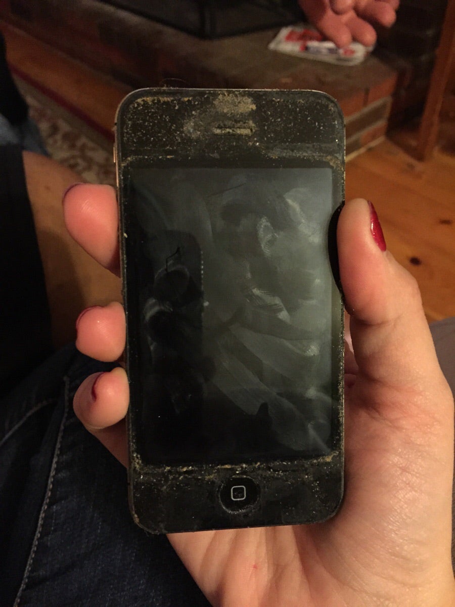 Take off your cases and clean your phones, people! - Here&#039;s why you should occasionally take off your phone&#039;s case and clean it
