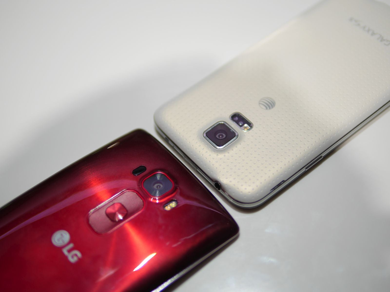 LG G Flex 2 vs Samsung Galaxy S5: first look