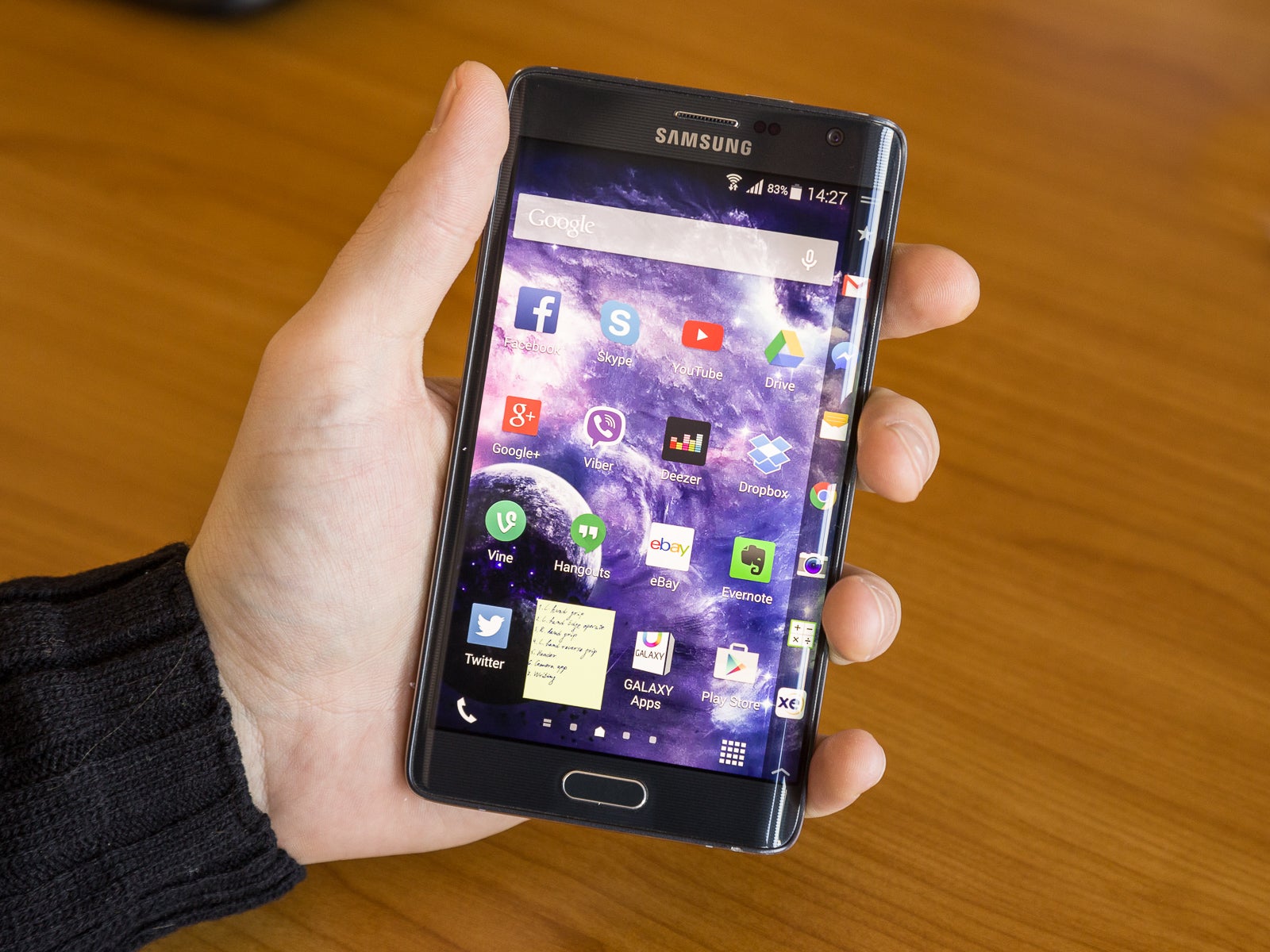 Gripping the Note Edge is not hard or unstable, but doesn&#039;t feel as good in the hand as a fully-framed handset - Living with the Samsung Galaxy Note Edge, week 2: Can you handle it?