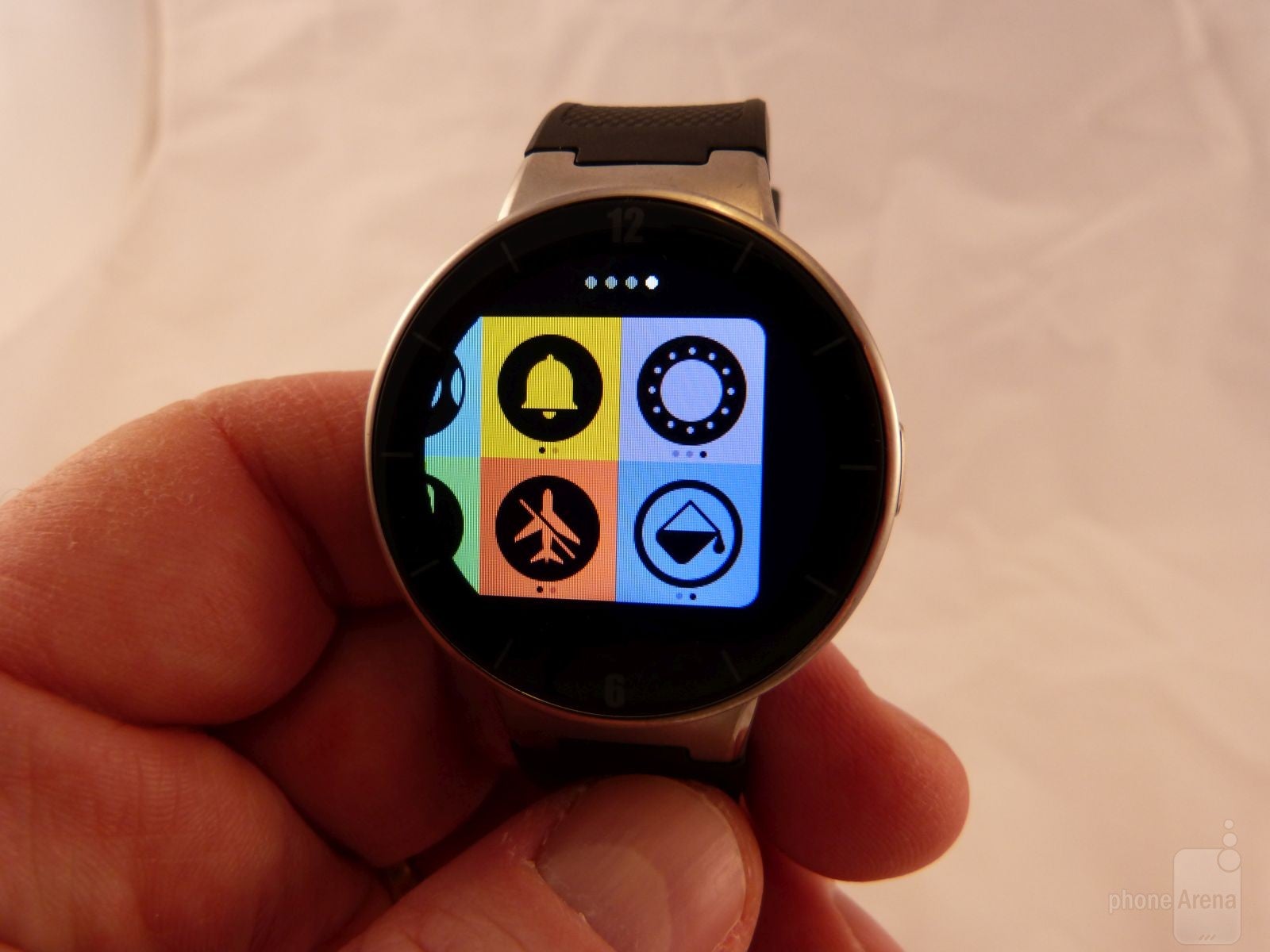 The ONETOUCH WATCH brings an integrated app, and attractive feature set for a very attractive price - From CES 2015 – Brands to watch in the US: Alcatel (part 1 of 2)