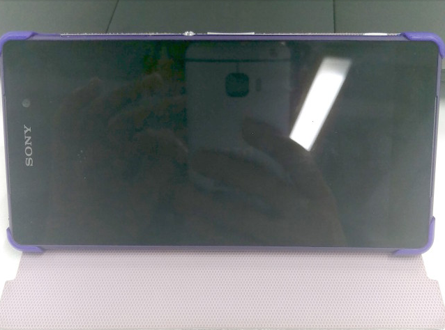 Reflection on screen allegedly reveals the back of the HTC One (M9 - Reflection on another phone reveals the back of the HTC One (M9)?