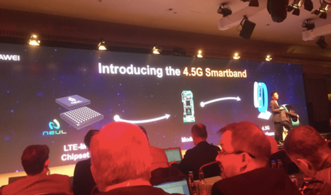 In London, Huawei introduces its new 4.5G smartband - Huawei introduces the first LTE powered smartband; device supports Huawei&#039;s 4.5G network