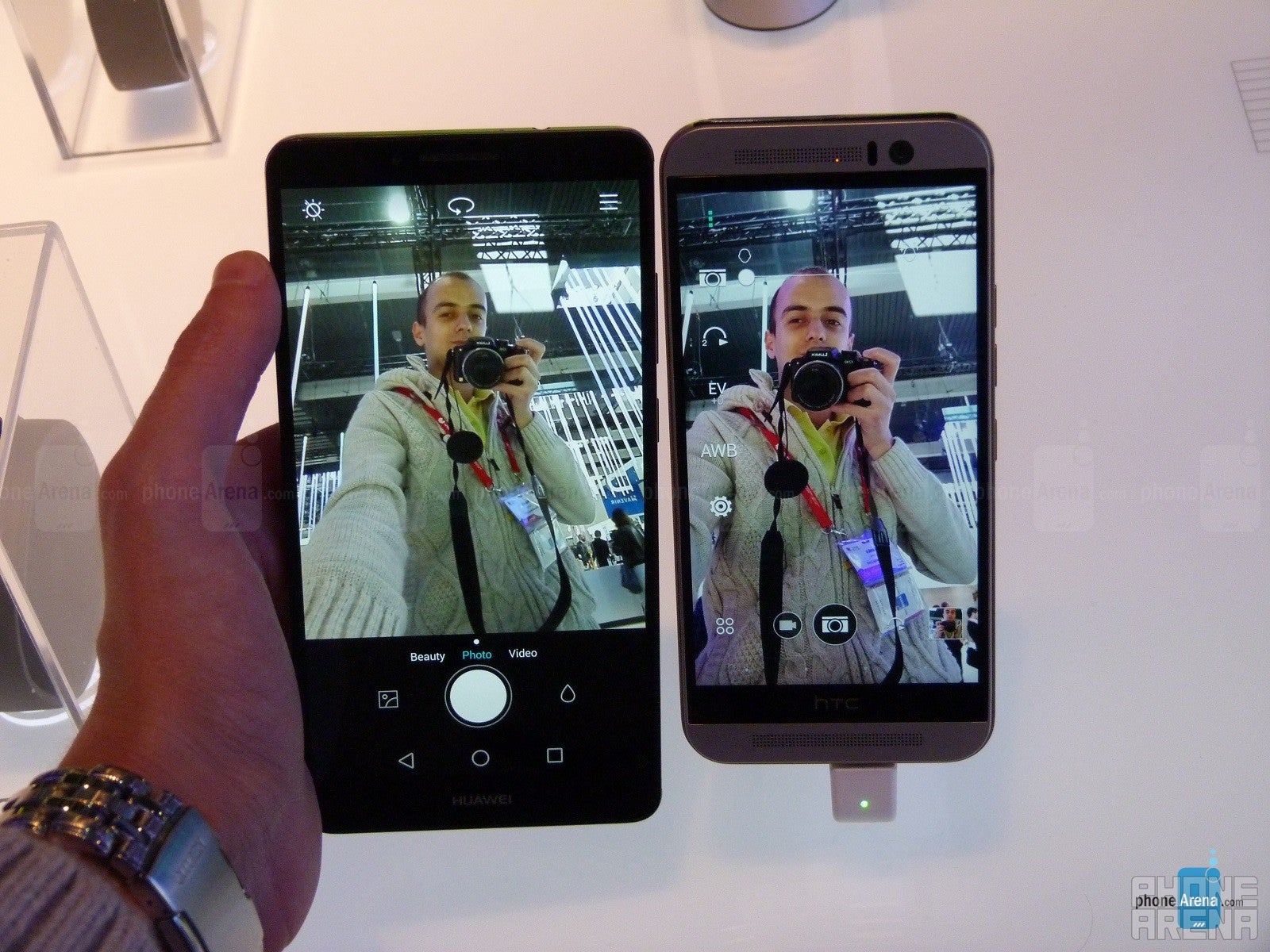 M9&#039;s selfie viewing angle compared to the Mate7 - HTC One M9 Selfie camera tested: is UltraPixel producing ultra-good selfies?