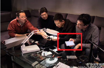 LeTV COO Liang Jun holding the bezel-less LeTV X900 - LeTV COO holds bezel-less X900 in photo posted on Chinese social media site