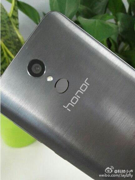 Picture of weird-looking Huawei Honor handset leaks, hints at sleek design