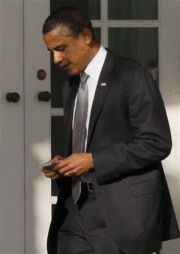 Obama sticks to his BlackBerry