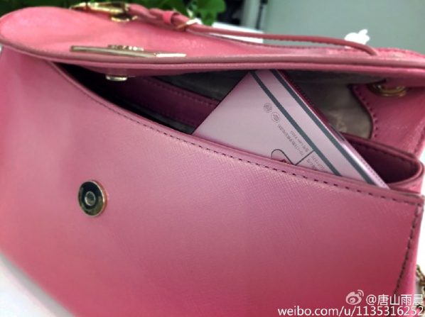 Pink LeTV handset peeks out of a pink handbag - Pink-hued LeTV handset hinted at in teaser, could be unveiled September 7th