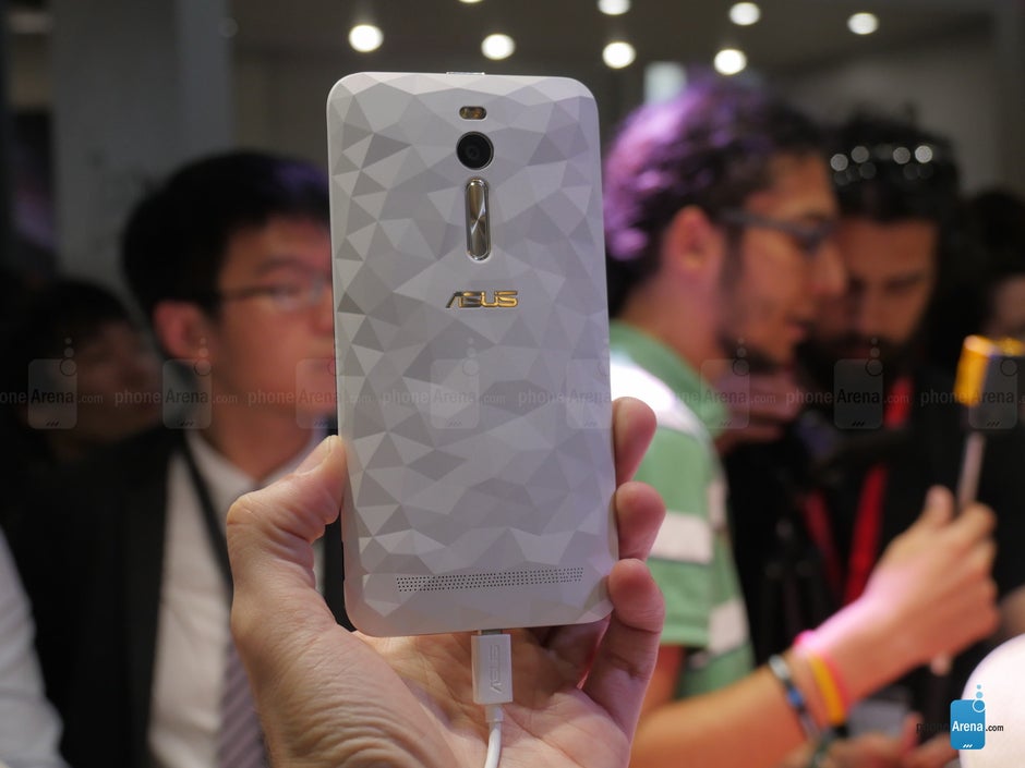 Asus Zenfone 2 Deluxe hands-on: a more stylish version of the world's first phone with 4GB of RAM