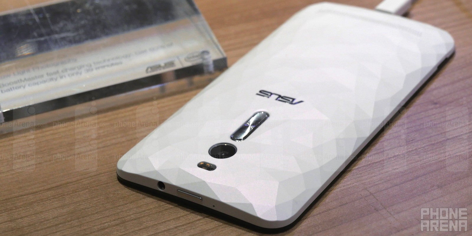 Asus Zenfone 2 Deluxe hands-on: a more stylish version of the world&#039;s first phone with 4GB of RAM