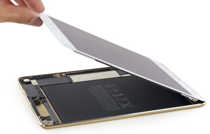 Apple&#039;s iPad mini 4 gets the teardown treatment, turns out there&#039;s a smaller battery in it as well