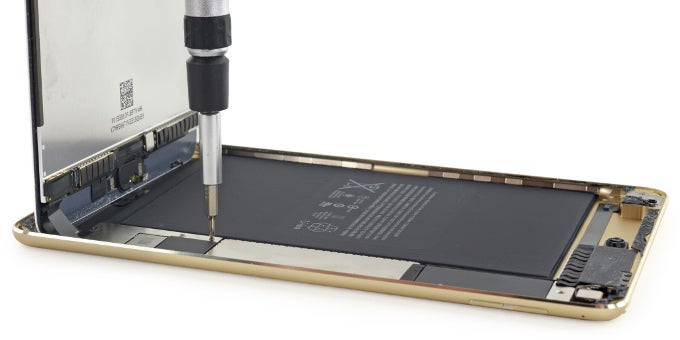 Apple&#039;s iPad mini 4 gets the teardown treatment, turns out there&#039;s a smaller battery in it as well